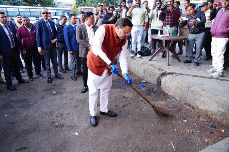 1763552389_मुख्यमंत्री-धामी-का-आईएसबीटी-देहरादून-में-औचक-निरीक्षण-गंदगी-देखकर.jpg