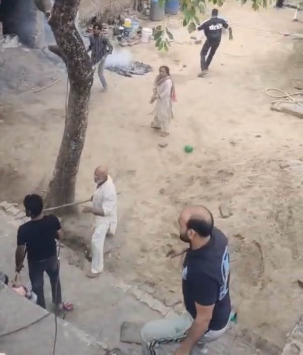 खुनी संघर्ष: परिवारिक विवाद के चलते जमकर चले लाठी-डंडे, दोनों तरफ़ा हुई पत्थरबाज़ी में कई घायल