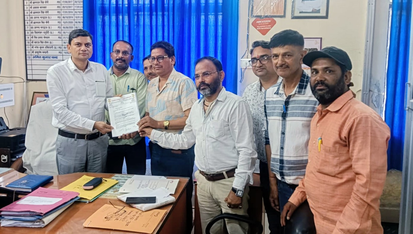 पदोन्नति व अवकाश संबंधी मांगों को लेकर शिक्षक एसोसिएशन ने डीईओ को सौंपा ज्ञापन