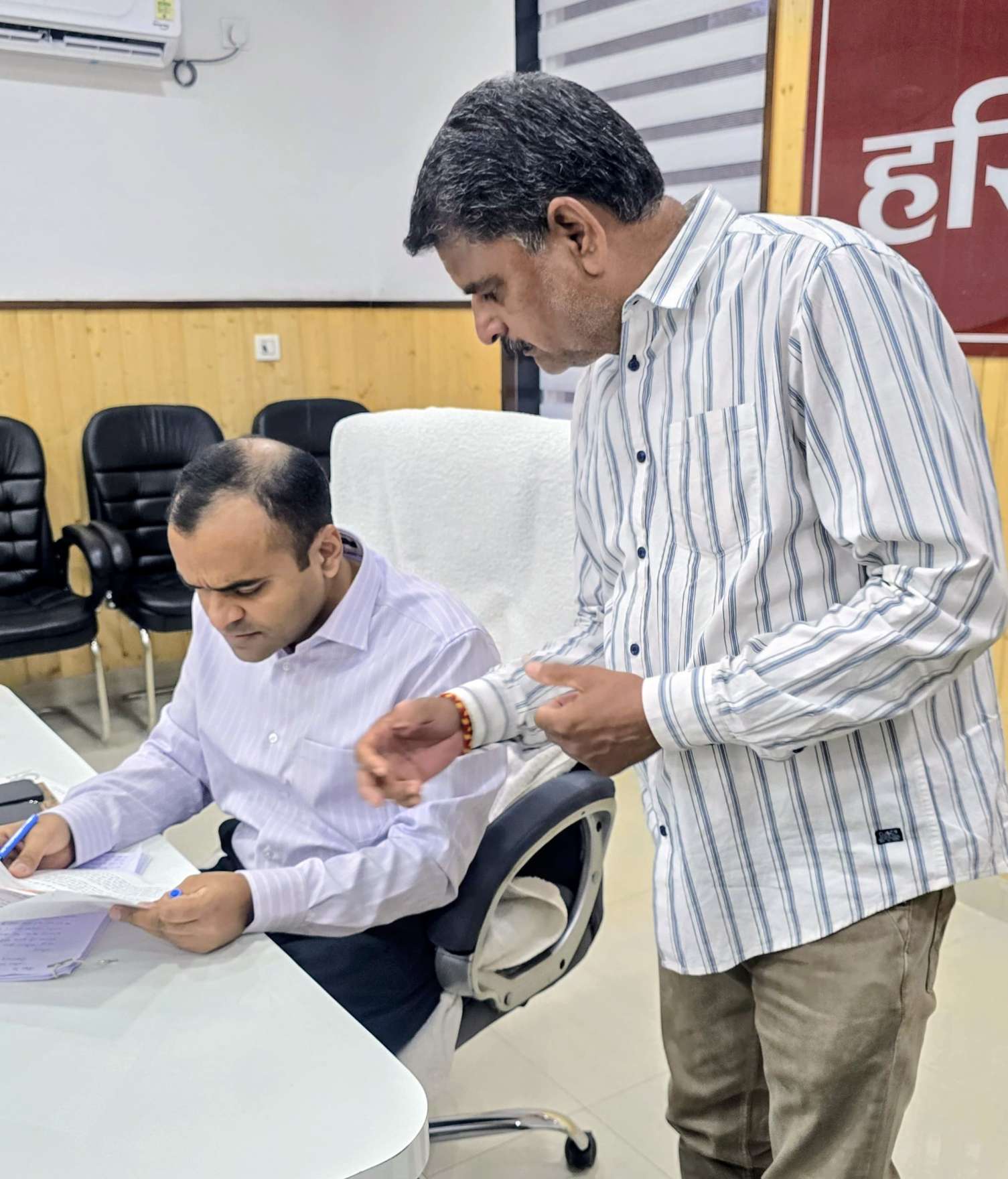 किसानों के हितों से खिलवाड़ बर्दाश्त नहीं, कृषि ड्रोन अनियमितता की जांच को जिलाधिकारी को सौंपा ज्ञापन