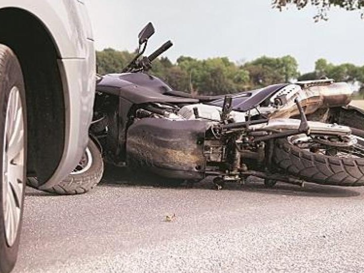 स्पीड का कहर: ओवरटेक करते वक्त कार से टकराई बाइक, युवक की उंगली कटी, हालत गंभीर