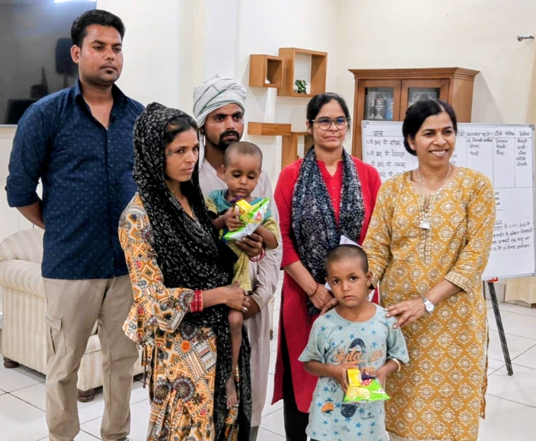 प्लेटफॉर्म पर भीड़ में बिछड़ा बच्चा, जीआरपी टीम ने 24 घंटे में किया सकुशल बरामद