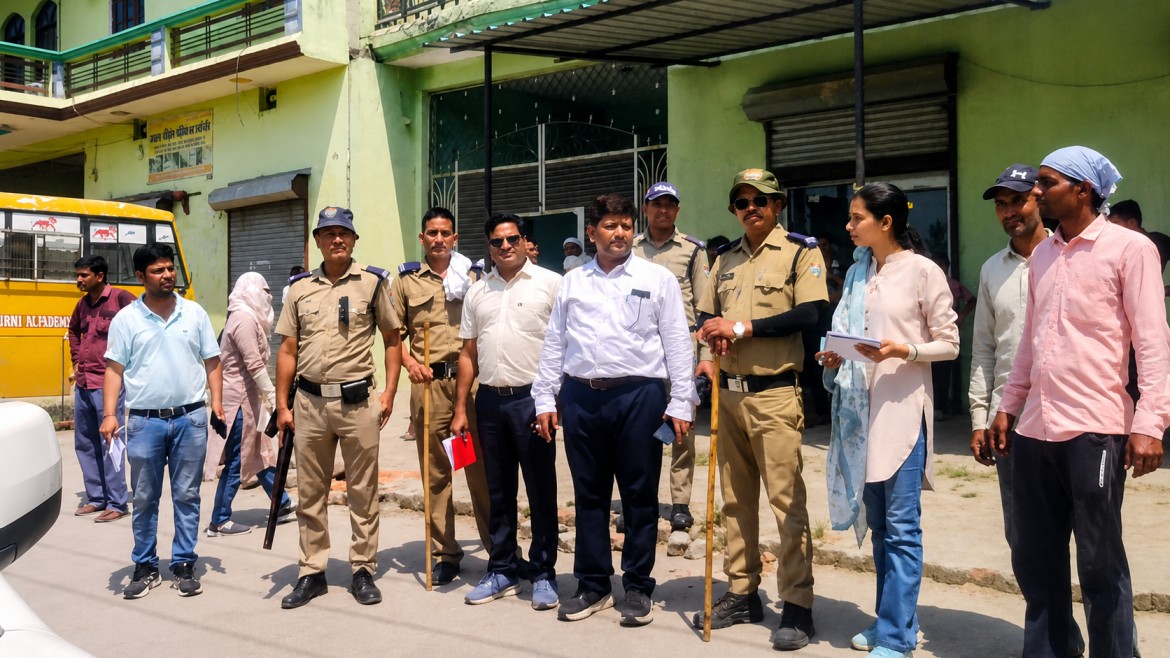 ऊर्जा निगम व विजिलेंस की टीम ने 20 घरों में पकड़ी बिजली चोरी, 40 बकायेदारों के काटे कनेक्शन 