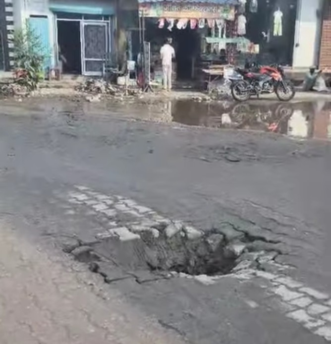 धनपुरा-फेरूपुर मुख्य मार्ग पर गहरा गड्ढा बना खतरा, ग्रामीणों ने की तत्काल मरम्मत की मांग