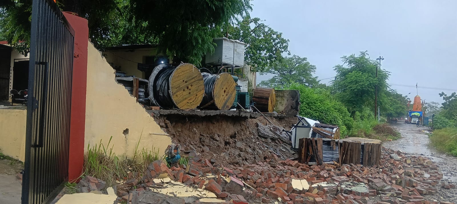 भ्रष्टाचार: ऊर्जा निगम का ‘चहेता’ ठेकेदार फिर सवालों में, बारिश में ढही बिजलीघर की दीवार