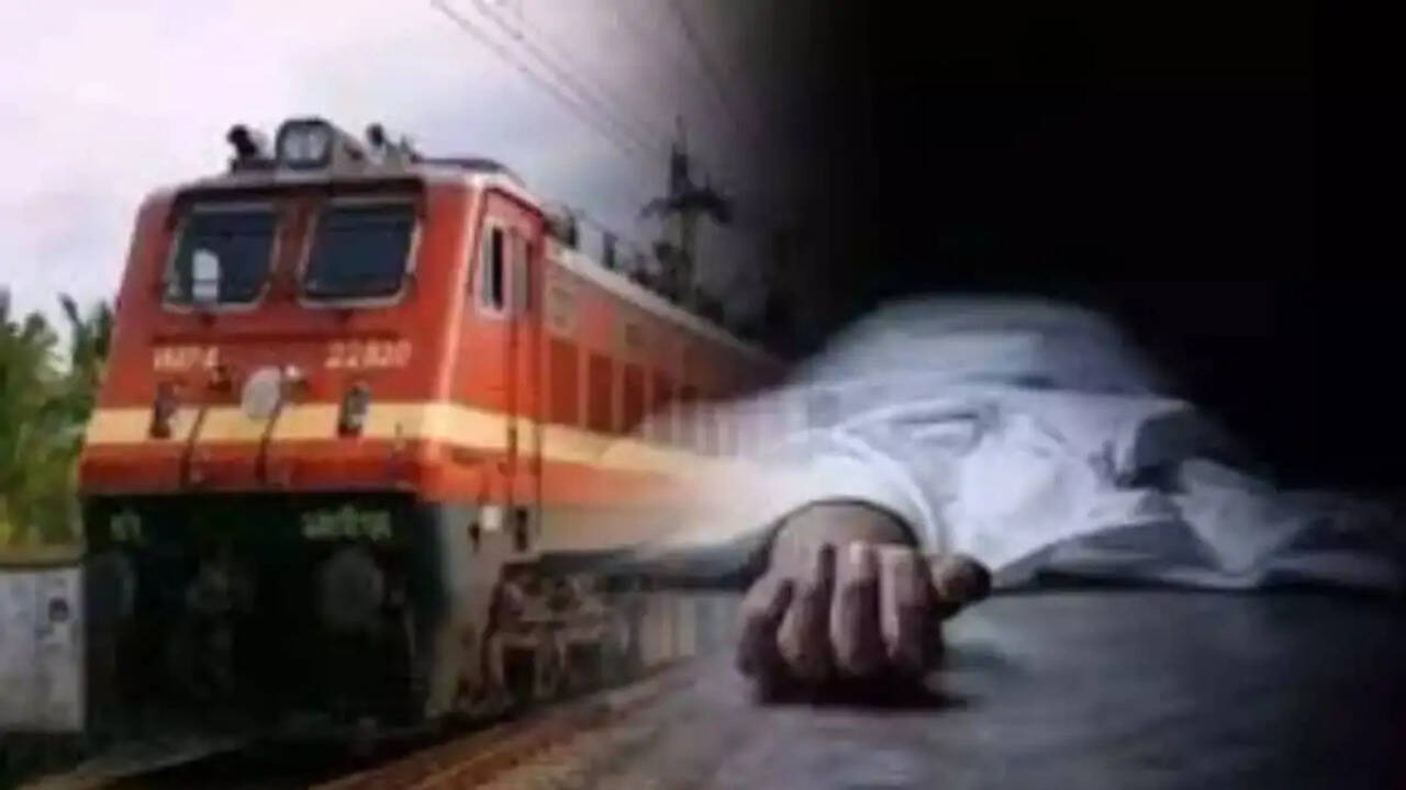 ट्रेन की चपेट में आने से दो लोगों की मौत