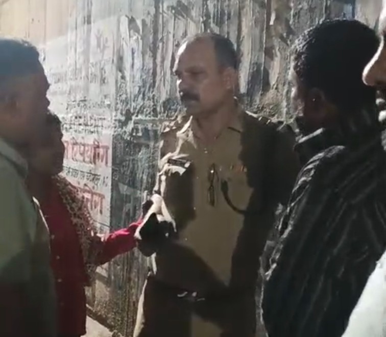 ज्वालापुर में दरोगा का वीडियो वायरल, रिक्शा चालक से मारपीट का आरोप