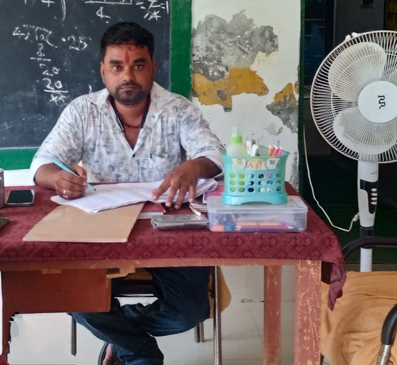 शिक्षा की अलख जगा रहे प्रधानाध्यापक अनिल कुमार सिंह, दो बालिकाओं को दिलाया स्कूल में प्रवेश